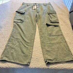 PrettyLittleThing Petite Green Cargo Pants Wide-Leg Design